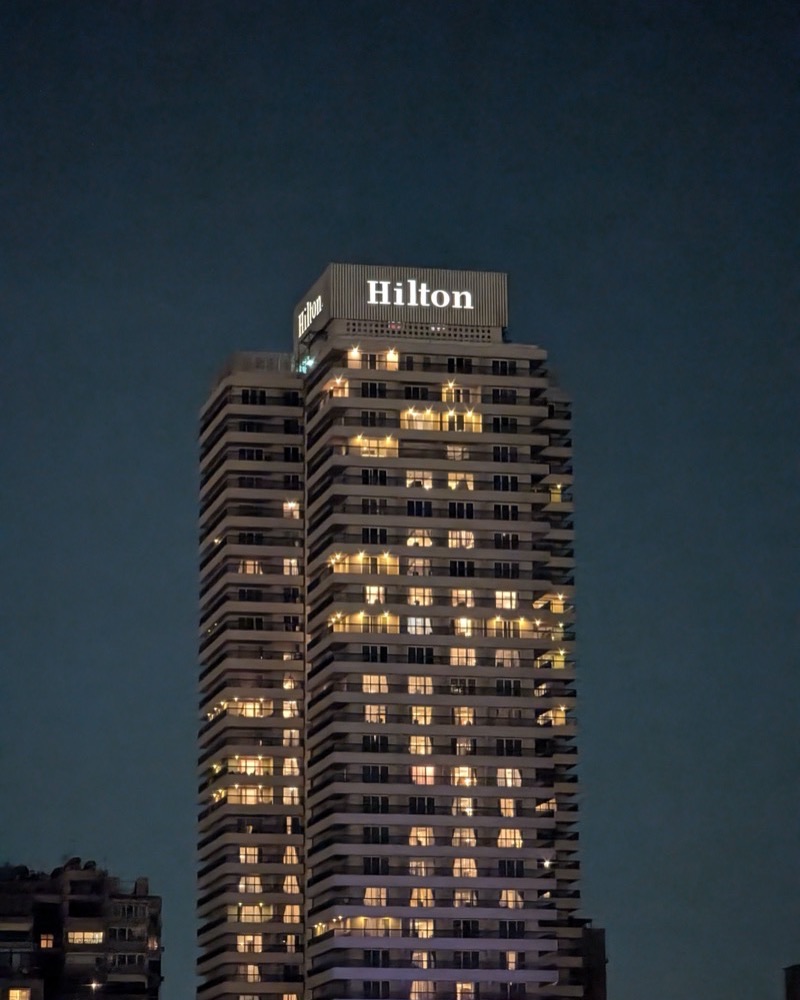 Torre de hotel de rede iluminada à noite
