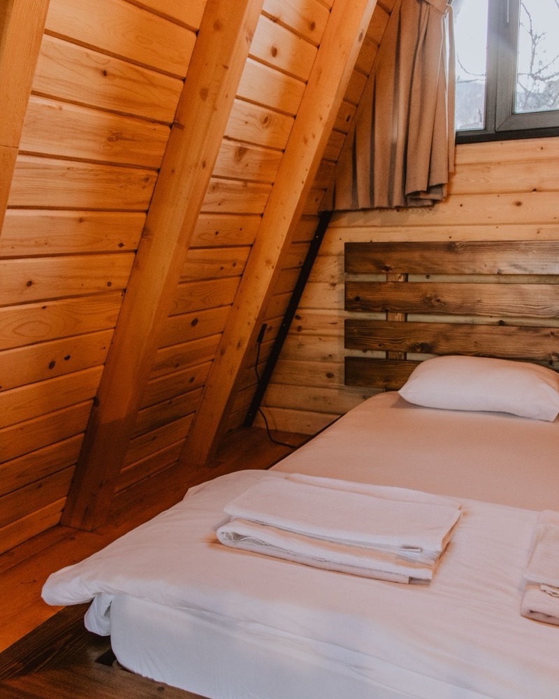 Quarto de pousada em chalé de madeira