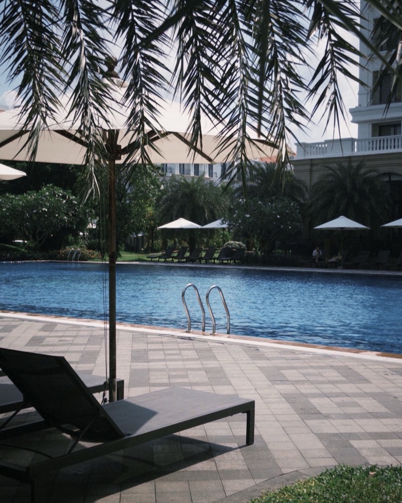 Piscina de resort com espreguiçadeiras e guarda-sóis